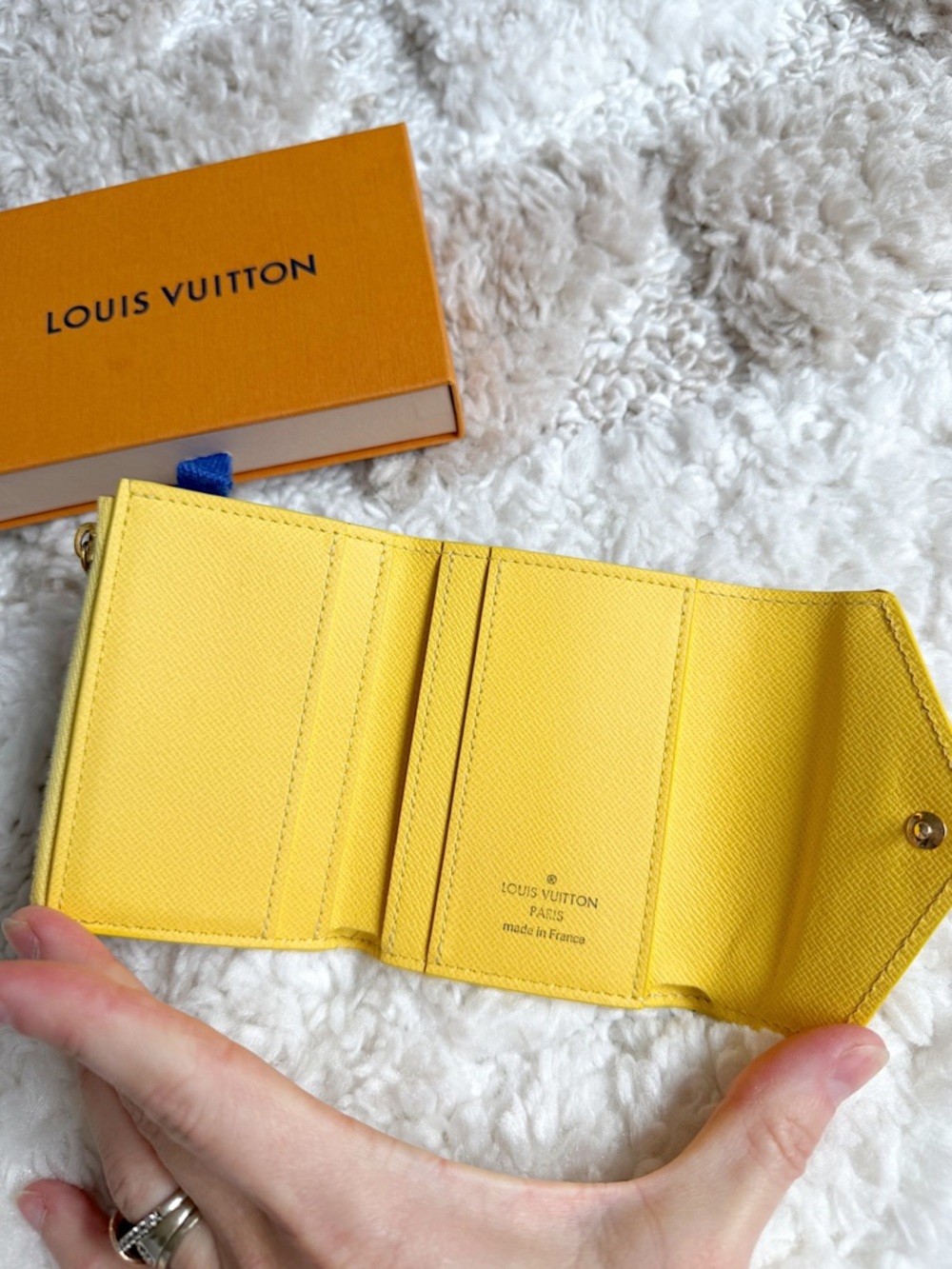 LOUIS VUITTON Jaune Pale Damier Azur Leather Canvas Zoe Compact Envelope Wallet - Picture 6 of 15
